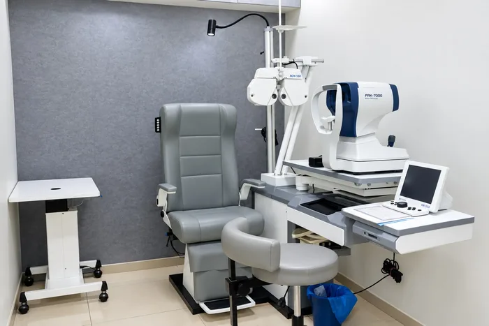 Refraction suite with FRK-7000 auto-refractor, phoropter, and motorized patient chair